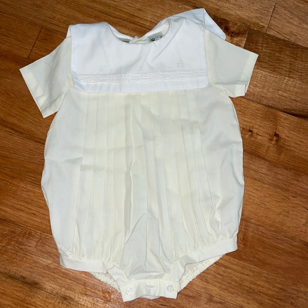 EUC Sarah Louise England outfit newborn